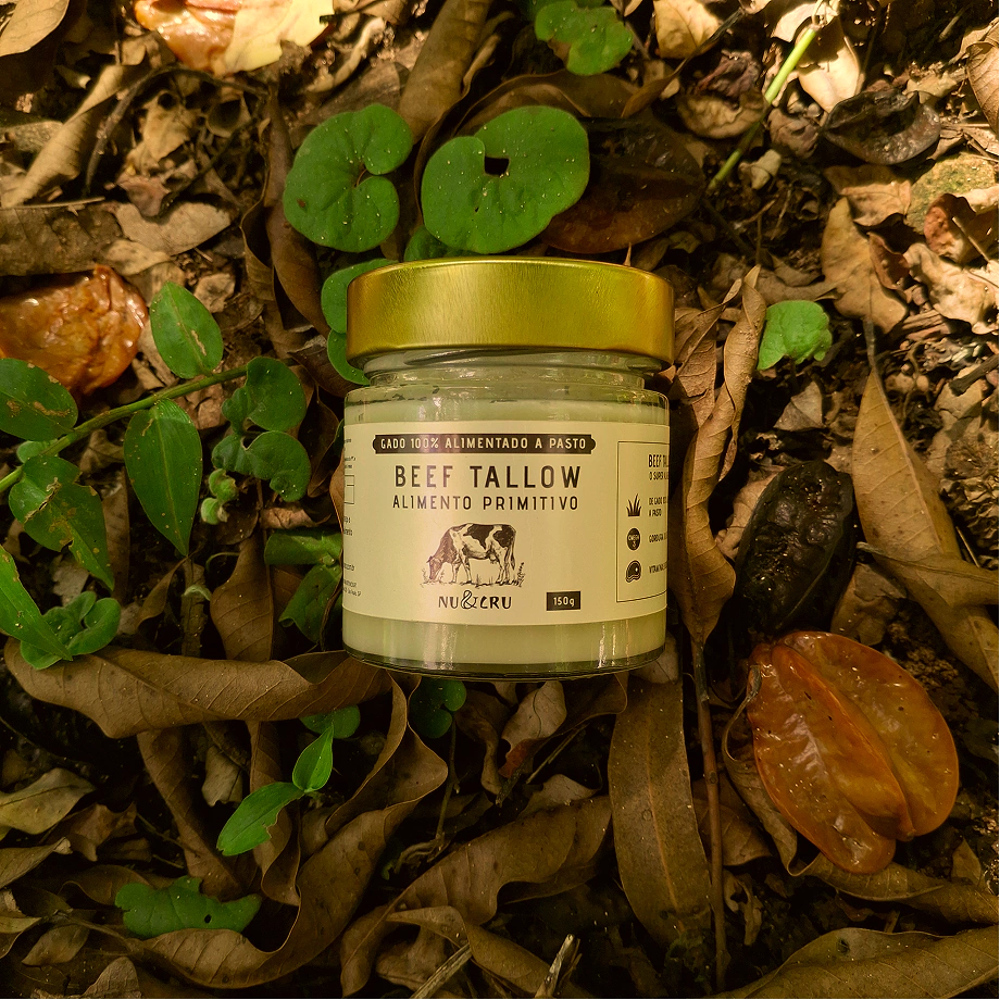 Pote de vidro de Beef Tallow Nu&Cru sobre folhas secas